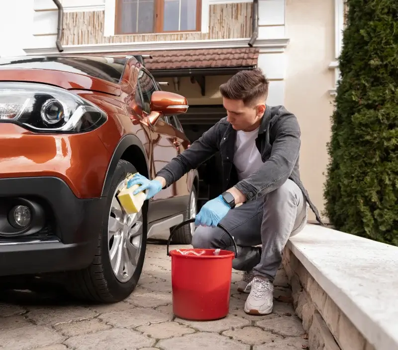 Lavage auto à domicile Capdrot : professionnel intervenant sur un véhicule